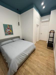 een slaapkamer met een bed en een ladder erin bij Plan B B&B in Napels