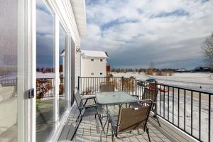 een patio met een tafel en stoelen op een balkon bij Spanish Peaks 4 in Belgrade