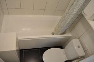 Bilik mandi di PA Apartment