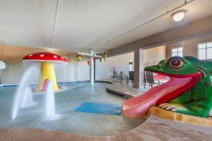 un parc aquatique intérieur avec une grenouille et un toboggan dans l'établissement Best Western Premier Bridgewood Hotel Resort, à Neenah