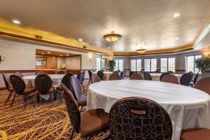 una gran sala de banquetes con mesas y sillas en Best Western Premier Bridgewood Hotel Resort, en Neenah