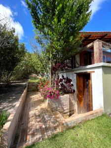 ein Haus mit Blumen auf der Seite in der Unterkunft Casa Mirante do Capão in Palmeiras