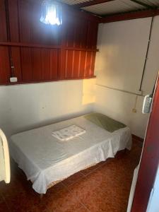 a small room with a bed in the corner at Hostel Casa María in Masaya
