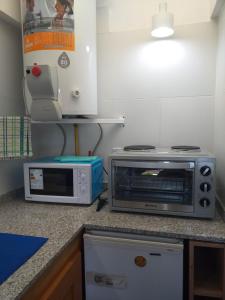 a microwave and a toaster oven sitting on a counter at Instantes in San Martín de los Andes
