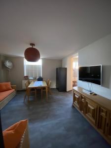 uma sala de estar com um sofá e uma mesa em ALB-APARTMENT-WESTERHEIM Kurort em Westerheim