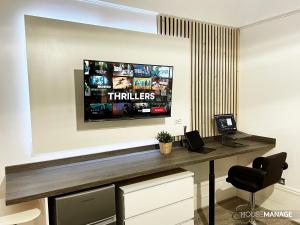 En tv och/eller ett underhållningssystem på Erin Court Mansion - RM 11