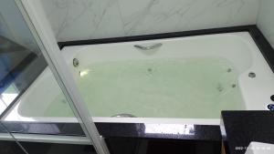 Koupelna v ubytování Casa com piscina e hidromassagem praia Enseada.