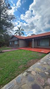 una casa con techo rojo y patio verde en Casa en Yala Jujuy in 