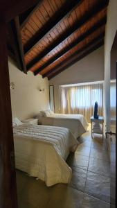 1 dormitorio con 2 camas y ventana en Casa en Yala Jujuy in 