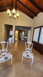 2 sillas blancas en la sala de estar en Casa en Yala Jujuy in 