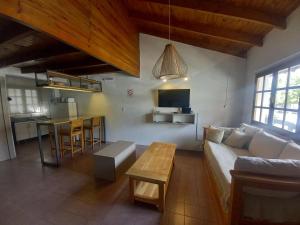 een woonkamer met een bank en een tafel bij Punto Sur-Barlovento -centro Ushuaia in Ushuaia