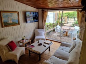 Sala de estar con 2 sofás y mesa en Casas Pamelas, en Algarrobo