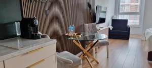 Televízia a/alebo spoločenská miestnosť v ubytovaní Bastion Wałowa Apartament Śródmieście centrum Gdansk