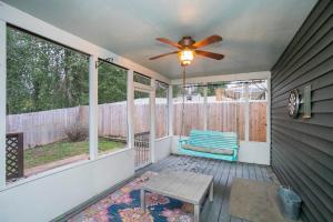 une terrasse couverte avec un ventilateur de plafond et un banc dans l'établissement Fresh in Franklin, à Franklin