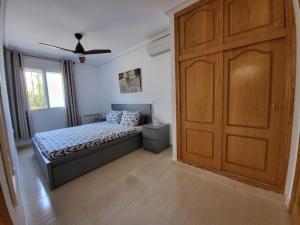 マサロンにあるDroomvilla, complete private villa met privaat zwembadのベッドルーム1室(ベッド1台付)、大きな木製ドアが備わります。