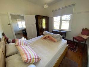 een slaapkamer met een groot bed met 2 kussens bij Edwardian Getaway in Wonthaggi