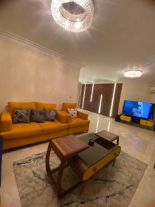 ein Wohnzimmer mit einem Sofa und einem Tisch in der Unterkunft العنود سيتي in Kairo
