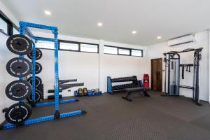 een fitnessruimte met loopbanden en een bank in een kamer bij The Guu - Villa 1 in Koh Lanta