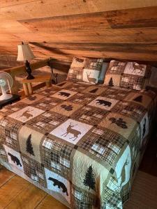 Ένα ή περισσότερα κρεβάτια σε δωμάτιο στο 1850s Settlers Cabin at Wethero Ridge +28 φωτογραφίες