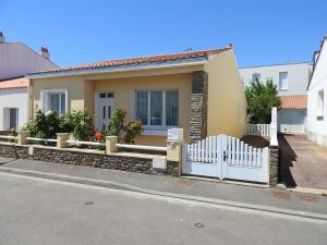 レ・サ​​ーブル・ドロンヌにあるMaison Les Sables-d'Olonne, 3 pièces, 4 personnes - FR-1-92-768の白い柵の家