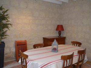 Gîte Seuilly, 7 pièces, 10 personnes - FR-1-381-67 في Seuilly: غرفة طعام مع طاولة وكراسي ومصباح