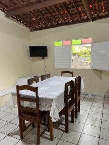 TV a/nebo společenská místnost v ubytování Casa Caiçara