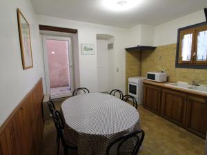 cocina con mesa con sillas y fregadero en Appartement Collioure, 4 pièces, 6 personnes - FR-1-309-213 en Collioure