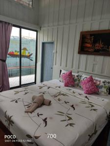 um quarto com uma cama grande com pássaros em tamarind guesthouse em Phra Nakhon Si Ayutthaya