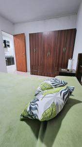 1 dormitorio con 2 camas y armarios de madera en MORRO en San José