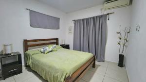 1 dormitorio con 1 cama y TV en MORRO en San José