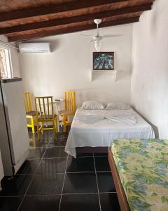 1 dormitorio con 2 camas, mesa y sillas en Pousada Altos dos Ingleses, en Florianópolis