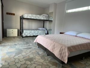 1 Schlafzimmer mit 2 Etagenbetten in einem Zimmer in der Unterkunft Casa Y in Tolú