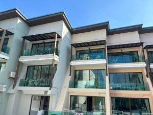 una imagen de un edificio con balcones en Destination Patong en Patong Beach