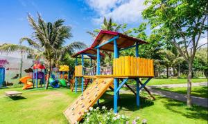 un parque infantil con tobogán en Oceanami villa Resort từ 1PN đến 5PN - Đầy đủ tiện nghi - Bếp nấu - BBQ - Hồ bơi - Sát Biển Long Hải - Hồ Tràm - Vũng Tàu, en Long Hai