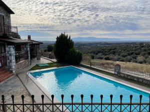 una piscina frente a una casa en Petrines Villes Avramilias, en Avramiliá