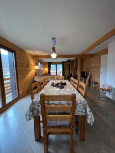 Posezení v ubytování Casa de Monzel with 6-Person Jacuzzi & Panoramic View