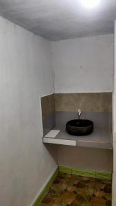 Habitación con lavabo en la esquina de una habitación en Meno Lodge, en Gili Meno
