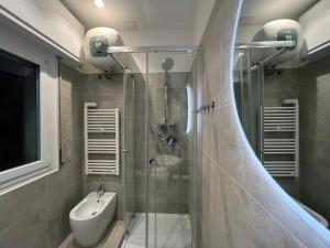 een badkamer met een douche, een toilet en een wastafel bij Giano Host - Ponterotto in Genua