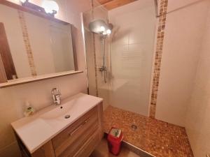 W łazience znajduje się umywalka i prysznic. w obiekcie Appartement Saint-Michel-de-Chaillol, 5 pièces, 12 personnes - FR-1-393-11 w mieście Saint-Michel-de-Chaillol