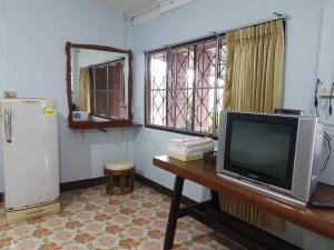 een televisie op een tafel in een kamer bij Boondee House in Mae Hong Son