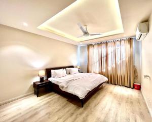 1 dormitorio con cama y techo en Ahmed Suites, en Murree