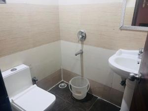 a bathroom with a toilet and a sink at Hotel Cozy Cave Delhi Aiport in New Delhi