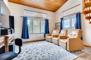 een woonkamer met 2 stoelen en een flatscreen-tv bij Family Mountain Home, sleeps up to 12, Private Hot Tub! home in Silverthorne