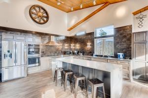 een keuken met een groot middeneiland met barkrukken bij Family Mountain Home, sleeps up to 12, Private Hot Tub! home in Silverthorne
