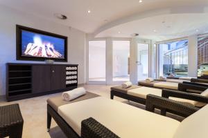 um quarto com 4 camas e uma televisão de ecrã plano em Sauerland Stern Hotel em Willingen
