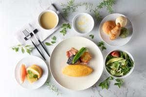 Nikko Style Nagoya في ناغويا: طاولة مع أطباق من الطعام وكوب من القهوة
