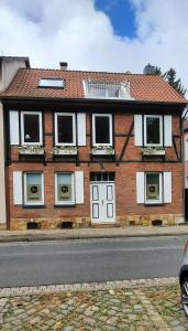 a brick house with white doors and windows on a street at Charmantes Quartier in einem Fachwerkhaus in Stadthagen