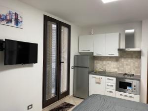 A kitchen or kitchenette at Room Mazzini