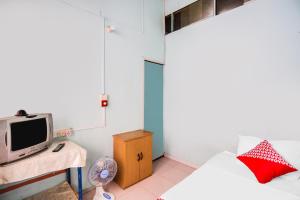 Säng eller sängar i ett rum på SPOT ON 92072 Restu Ibu Homestay Syariah