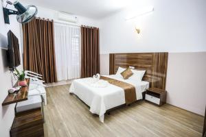 Postel nebo postele na pokoji v ubytování PHÚ QUÝ HOTEL near ĐÔNG KINH MARKET